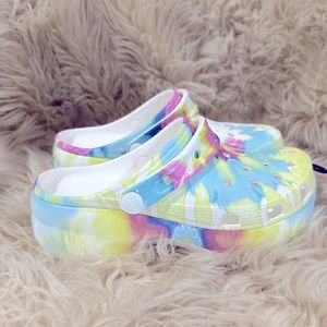 CROCS WOMEN TIE DYE CLASSIC PLATFORM CLOG